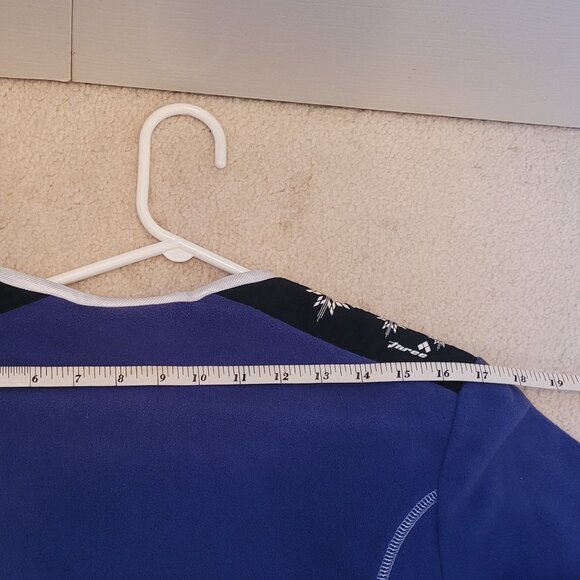 V neck Fleece - size small - Picture 8 of 10